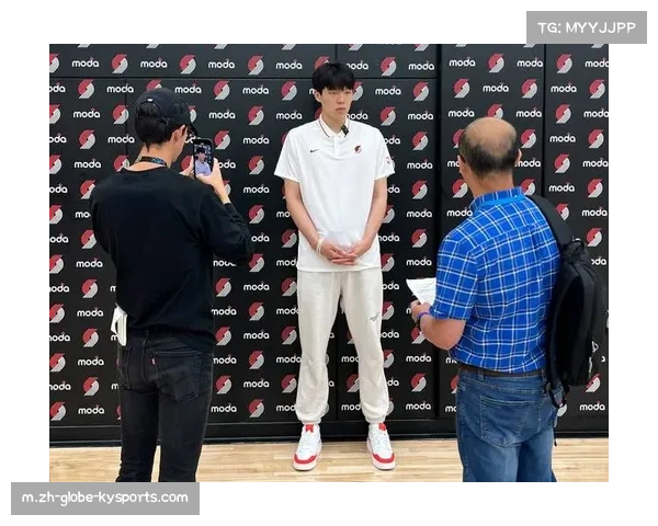 杨瀚森暖心时刻 赛前赠球鞋让勇士小球迷开心满满